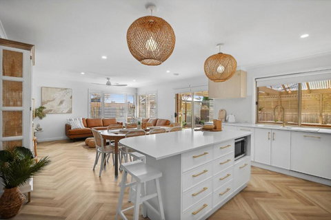 Island Beach Retreat - Holiday Sunshine Coast 3