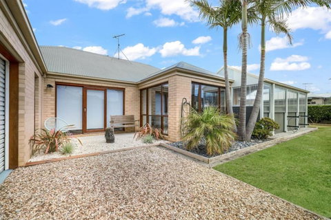 Island Escape - Holiday Sunshine Coast 3