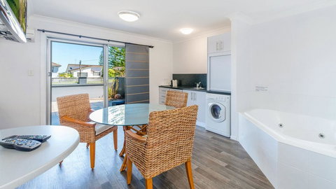 Adrift Apartments - Sunshine Coast Tourism 3