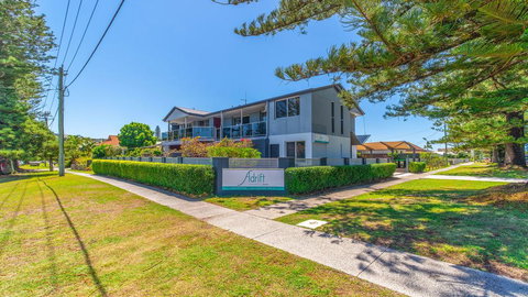 Adrift Apartments - Sunshine Coast Tourism 0