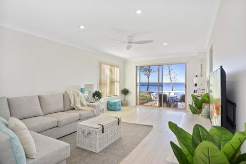 Adrift Retreat - St Georges Basin Waterfront Home - Holiday Sunshine Coast 1