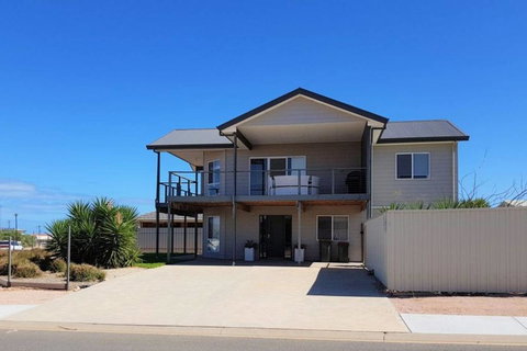 Agape Holiday Home - Holiday Sunshine Coast 0