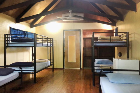 Airlie Beach Magnums - Holiday Sunshine Coast 1