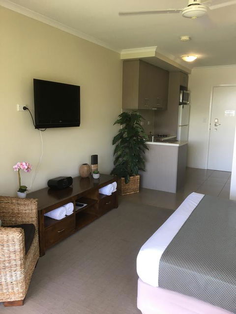 Airlie Central Apartments - Holiday Sunshine Coast 0