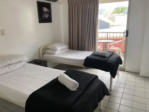 Airlie Waterfront Accommodation - Sunshine Coast Tourism 2