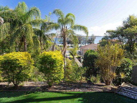 Aislinn' 3/273 Corrie Parade - Air Con, Water Views, BBQ - Sunshine Coast Tourism 3
