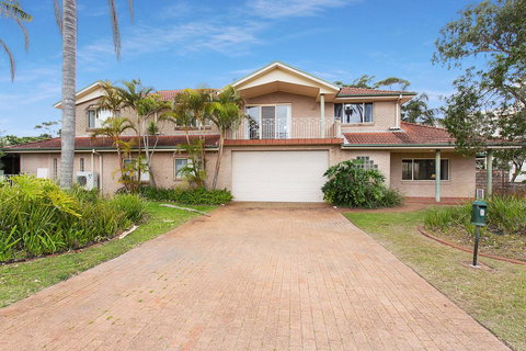 Ajax Avenue, 6 - Sunshine Coast Tourism 1