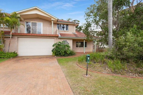 Ajax Avenue, 6 - Sunshine Coast Tourism 2