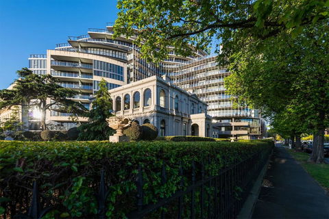 Albert Park City View Stylish 1 Bedroom Apartment - Holiday Sunshine Coast 0