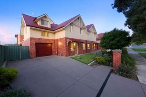 Albury Suites - Schubach Street - Holiday Sunshine Coast 0