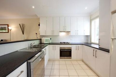 Albury Suites - Schubach Street - Holiday Sunshine Coast 2