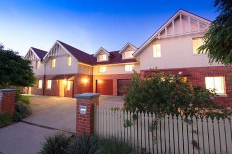 Albury Suites - Schubach Street - Holiday Sunshine Coast 1