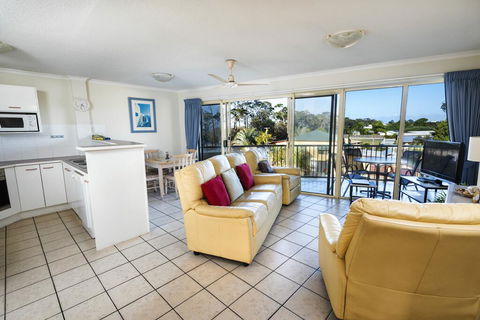 Alexander Beachfront Apartments - Holiday Sunshine Coast 2