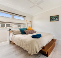 Alice's Palace 2-minute walk to lifeguard patrolled surf beach - Holiday Sunshine Coast