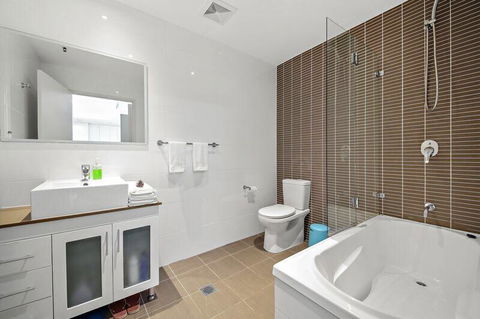 All Amenities Only Downstairs, 20 Mins To CBD - Holiday Sunshine Coast 2