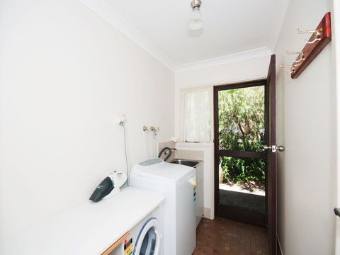 All Decked Out - Pet Friendly - Holiday Sunshine Coast 2