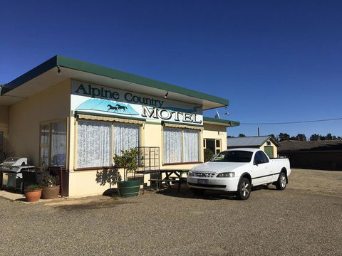 Alpine Country Motel - Holiday Sunshine Coast 1
