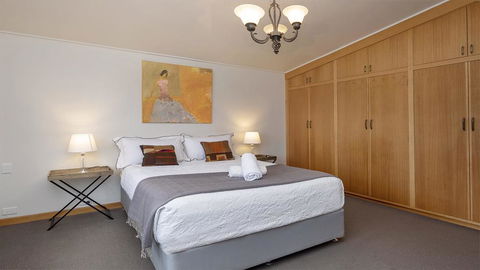 Alpine House - Views Over Lake Jindabyne And The Snowy Mountains - Sunshine Coast Tourism 3