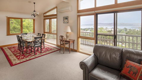 Alpine House - Views Over Lake Jindabyne And The Snowy Mountains - Sunshine Coast Tourism 1
