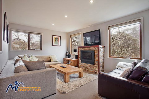 Alyeska - Sunshine Coast Tourism 1