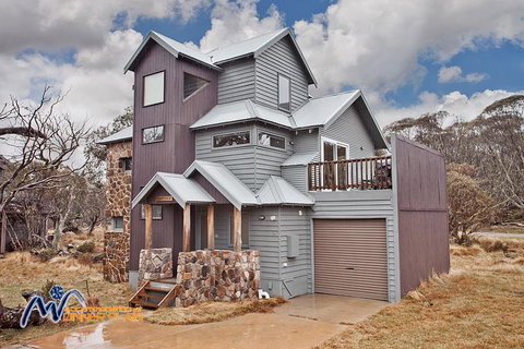 Alyeska - Sunshine Coast Tourism 0