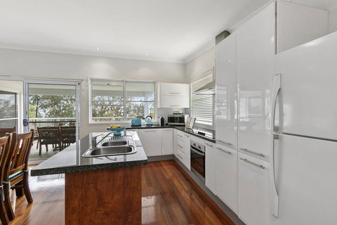 Amalfi - Holiday Sunshine Coast 3