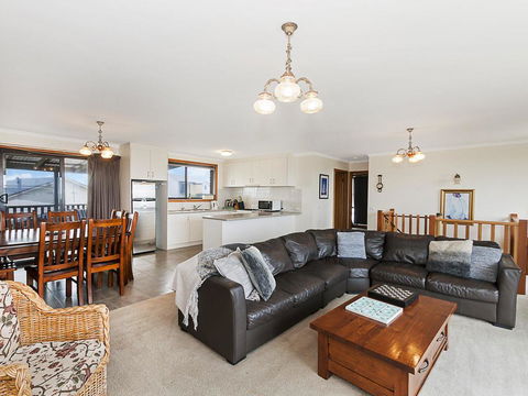 AMBIENCE BY THE SEA - Sunshine Coast Tourism 0