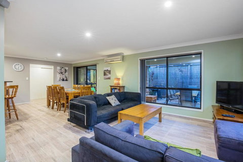 Anaheim House2 North By Getastay - Sunshine Coast Tourism 3