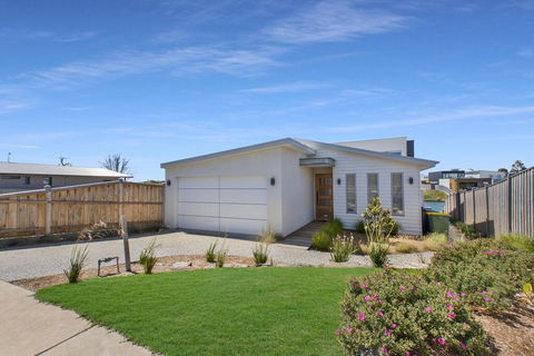 Anchored - Access To The Gippsland Lakes - Sunshine Coast Tourism 3
