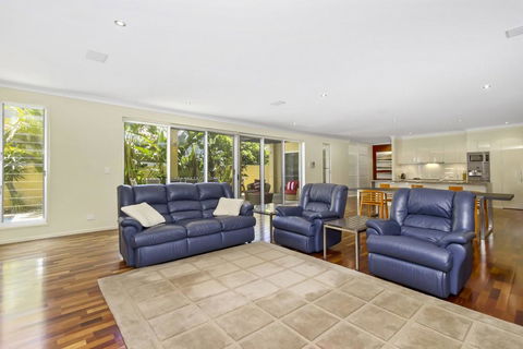 ANGOURIE HOUSE - SALT VILLAGE - Holiday Sunshine Coast 1