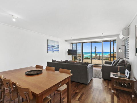 APARTMENT 12 PACIFIC APARTMENTS- Across From The Pier - Holiday Sunshine Coast 1