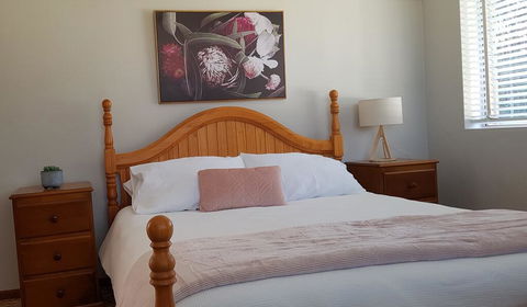 Apartment With Sweeping View Of The Bay, 2 Bedrooms, Sleeps 5 - Sunshine Coast Tourism 1