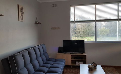 Apartment With Sweeping View Of The Bay, 2 Bedrooms, Sleeps 5 - Sunshine Coast Tourism 3