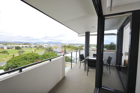 Apartments G60 Gladstone - Holiday Sunshine Coast 1