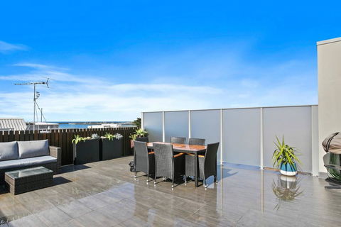 APOLLO 13 PENTHOUSE - Free Wifi & Huge Terrace! - Sunshine Coast Tourism 3