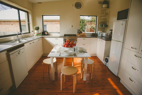 Apple Cottage, Orange NSW - Sunshine Coast Tourism 3