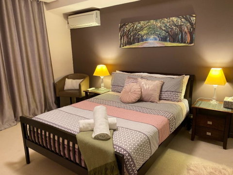 ARENA RESORT STYLE EXEC FREE NETFLIX WIFI WINE - Holiday Sunshine Coast 3