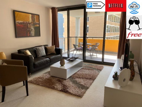 ARENA RESORT STYLE EXEC FREE NETFLIX WIFI WINE - Holiday Sunshine Coast 0