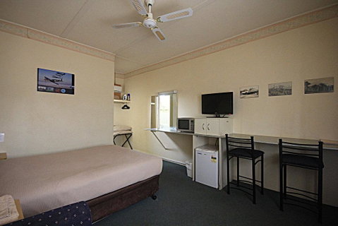 Aromet Motor Inn - Sunshine Coast Tourism 1