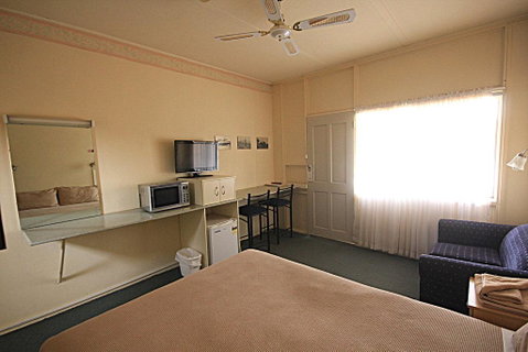 Aromet Motor Inn - Sunshine Coast Tourism 0