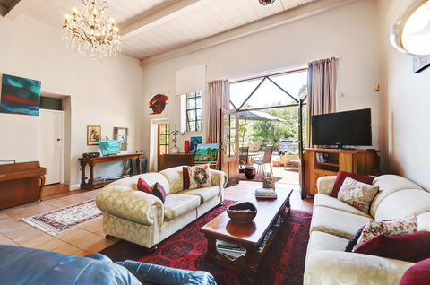 Arty Warehouse Apartment - Stroll To South Beach - Holiday Sunshine Coast 0