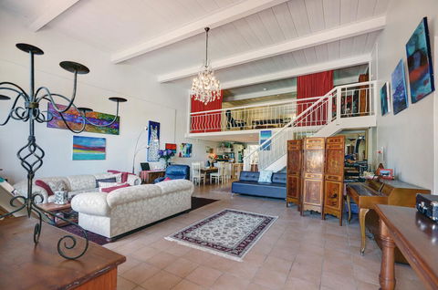 Arty Warehouse Apartment - Stroll To South Beach - Holiday Sunshine Coast 2