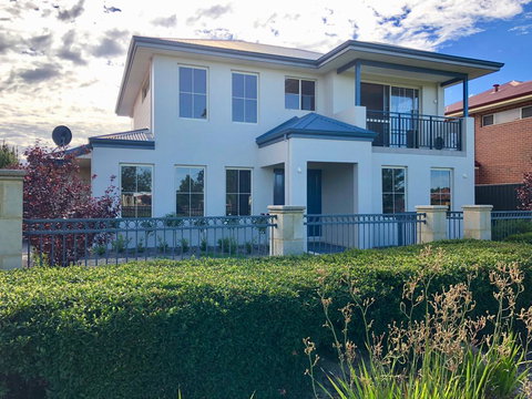 Ashington Gardens - Holiday Sunshine Coast 0