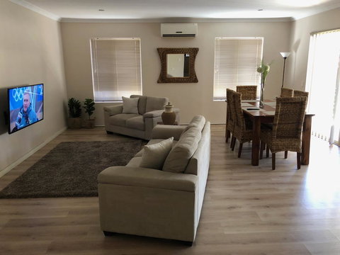 Ashington Gardens - Holiday Sunshine Coast 1