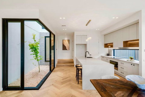 Luxurious Getaway For Big Groups - Sunshine Coast Tourism 1