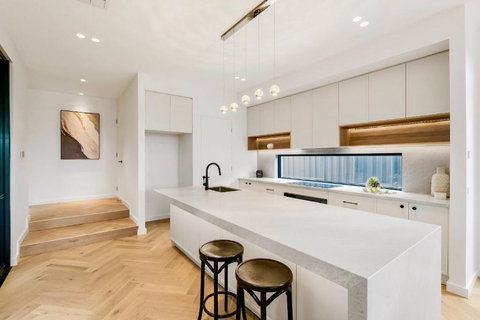 Luxurious Getaway For Big Groups - Sunshine Coast Tourism 3