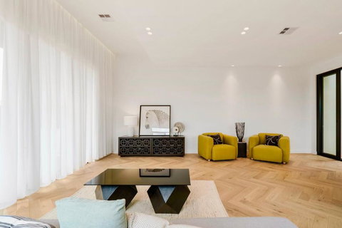 Luxurious Getaway For Big Groups - Sunshine Coast Tourism 0