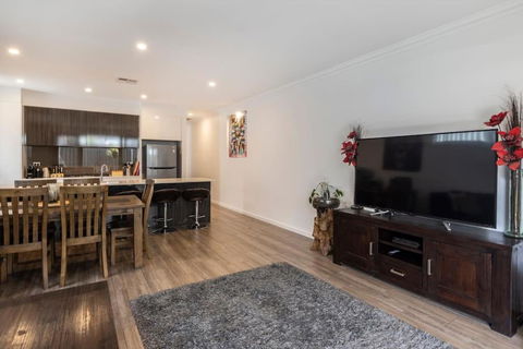 Luxury Home In Christies Beach With King Bed, NBN, Netflix, 3Bed 2Bath - Holiday Sunshine Coast 1