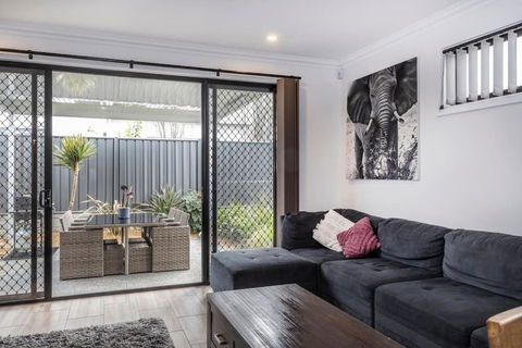 Luxury Home In Christies Beach With King Bed, NBN, Netflix, 3Bed 2Bath - Holiday Sunshine Coast 2
