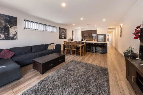 Luxury Home In Christies Beach With King Bed, NBN, Netflix, 3Bed 2Bath - Holiday Sunshine Coast 3